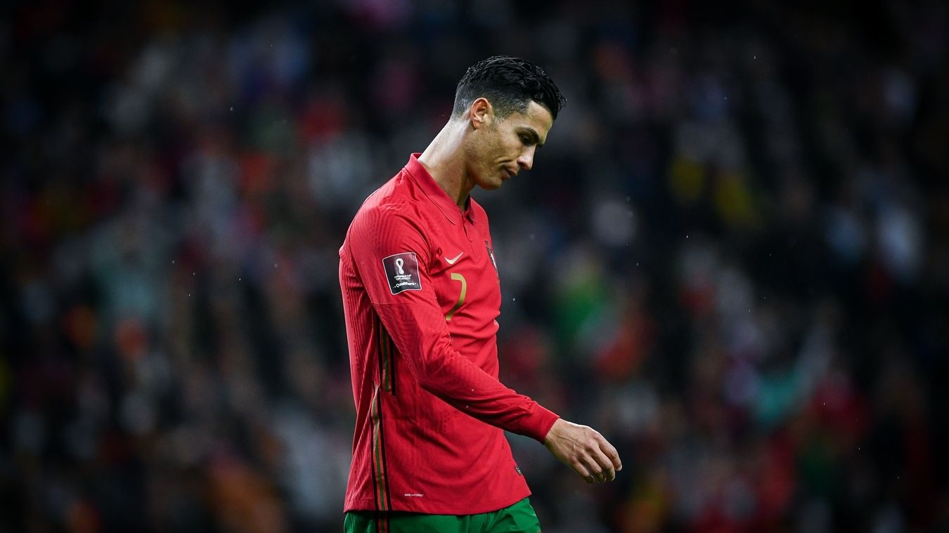 ФОТО: Роналду бросил на поле капитанскую повязку после поражения от Испании